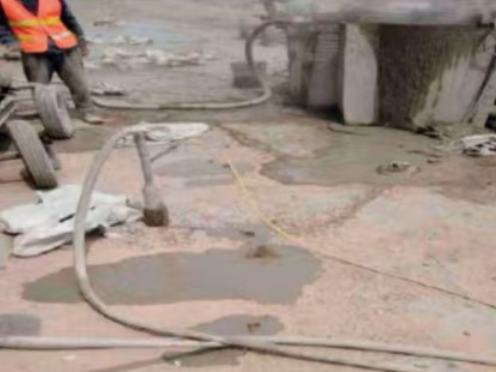 苍梧水泥混凝土路面板底注浆技术 路面脱空注浆整治方案